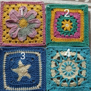 Puede incluir: Cuatro cuadrados de ganchillo con diferentes diseños. El primer cuadrado es amarillo con una flor rosa en el centro. El segundo cuadrado es verde con una flor amarilla en el centro. El tercer cuadrado es azul con una estrella blanca en el centro. El cuarto cuadrado es turquesa con un círculo blanco en el centro.