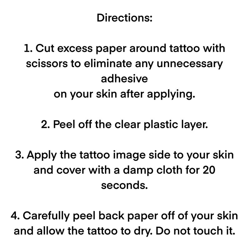 Op de afbeelding: Instructies voor het aanbrengen van een tijdelijke tatoeage. Knip overtollig papier rond de tatoeage, verwijder de transparante plastic laag, breng de tatoeage aan op uw huid, bedek met een vochtige doek gedurende 20 seconden en trek het papier eraf.