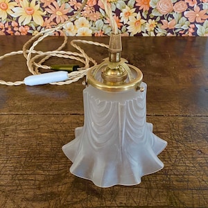 Vintage Tulpen-Wandlampe aus den 60er Jahren, Retro-Pendelleuchte aus Milchglas