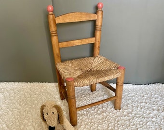 Vintage, rustieke kinderstoel, oud houten en rieten stoel