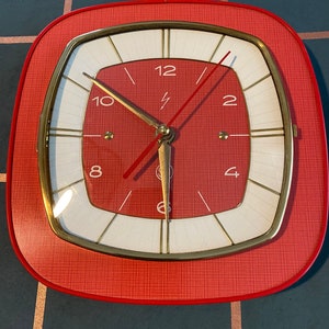 Horloge, pendule SMI vintage, Formica rouge, fonctionnelle, années 60. image 4