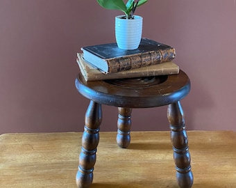 Vintage Dreibeinhocker aus Holz, gedrehte Beine, Bauernhocker.