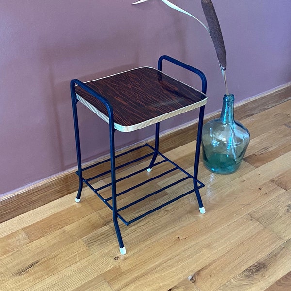 Étagère ou petit chevet vintage en métal et Formica.