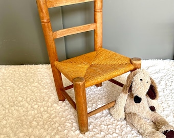 Sedia per bambini vintage e rustica, vecchia sedia di piccole dimensioni realizzata in legno e paglia, anni '60.