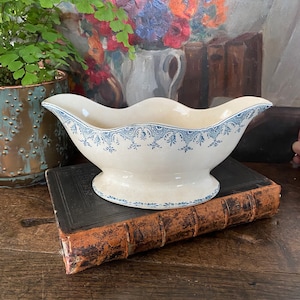 Iron earth, old sauceboat, old crockery, Clairefontaine earthenware.