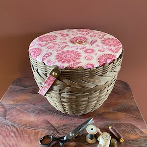Rotan en rieten werker, vintage naaidoos, werkmand, naaimand uit de jaren 70.