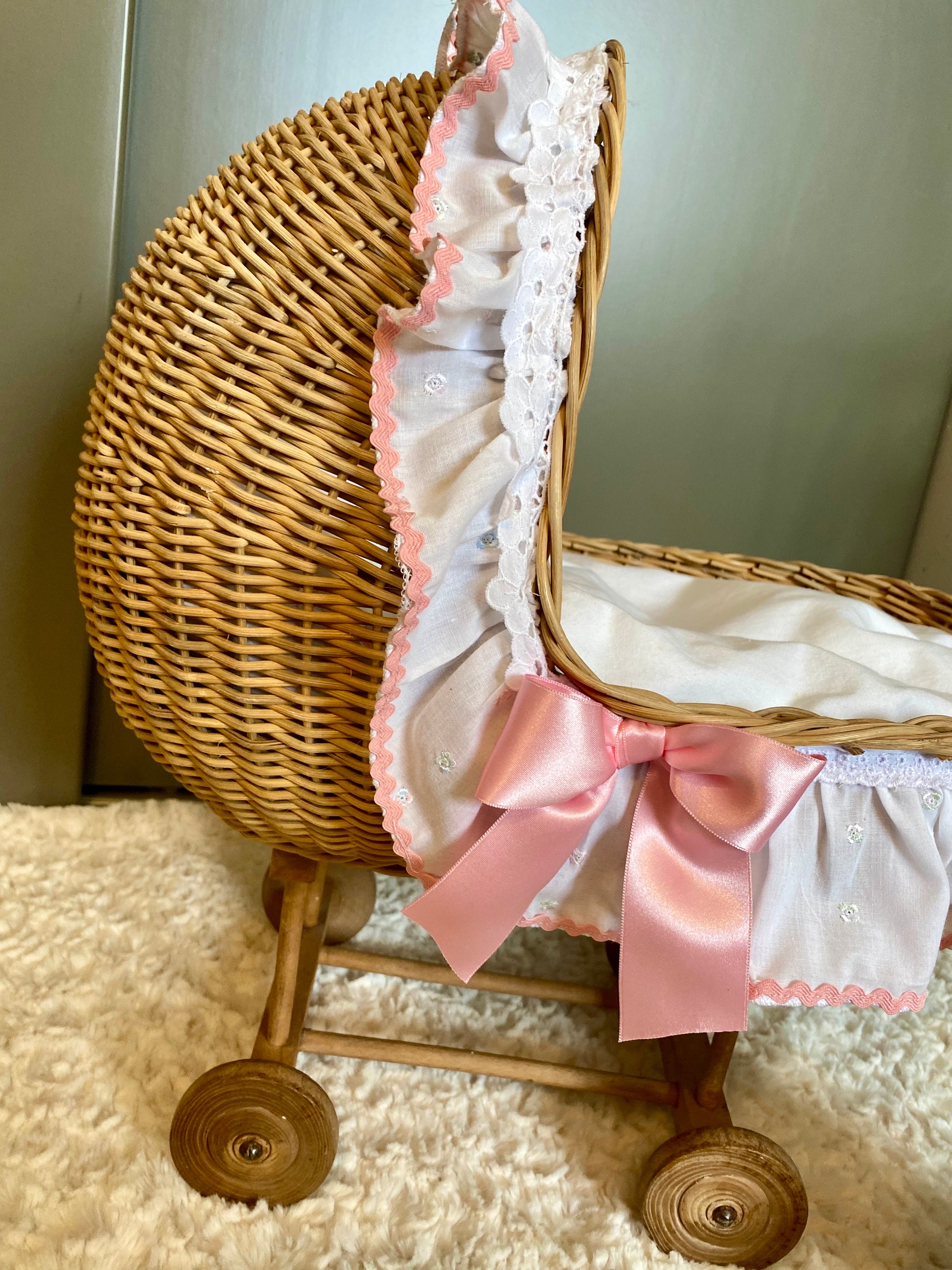 Landau en rotin pour poupée - Jouet et déco chambre enfant | Maisonslouinie