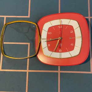 Horloge, pendule SMI vintage, Formica rouge, fonctionnelle, années 60. image 3