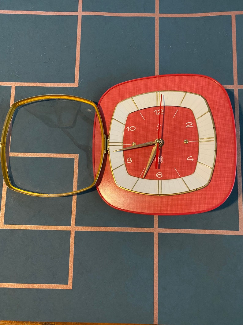 Horloge, pendule SMI vintage, Formica rouge, fonctionnelle, années 60. image 3