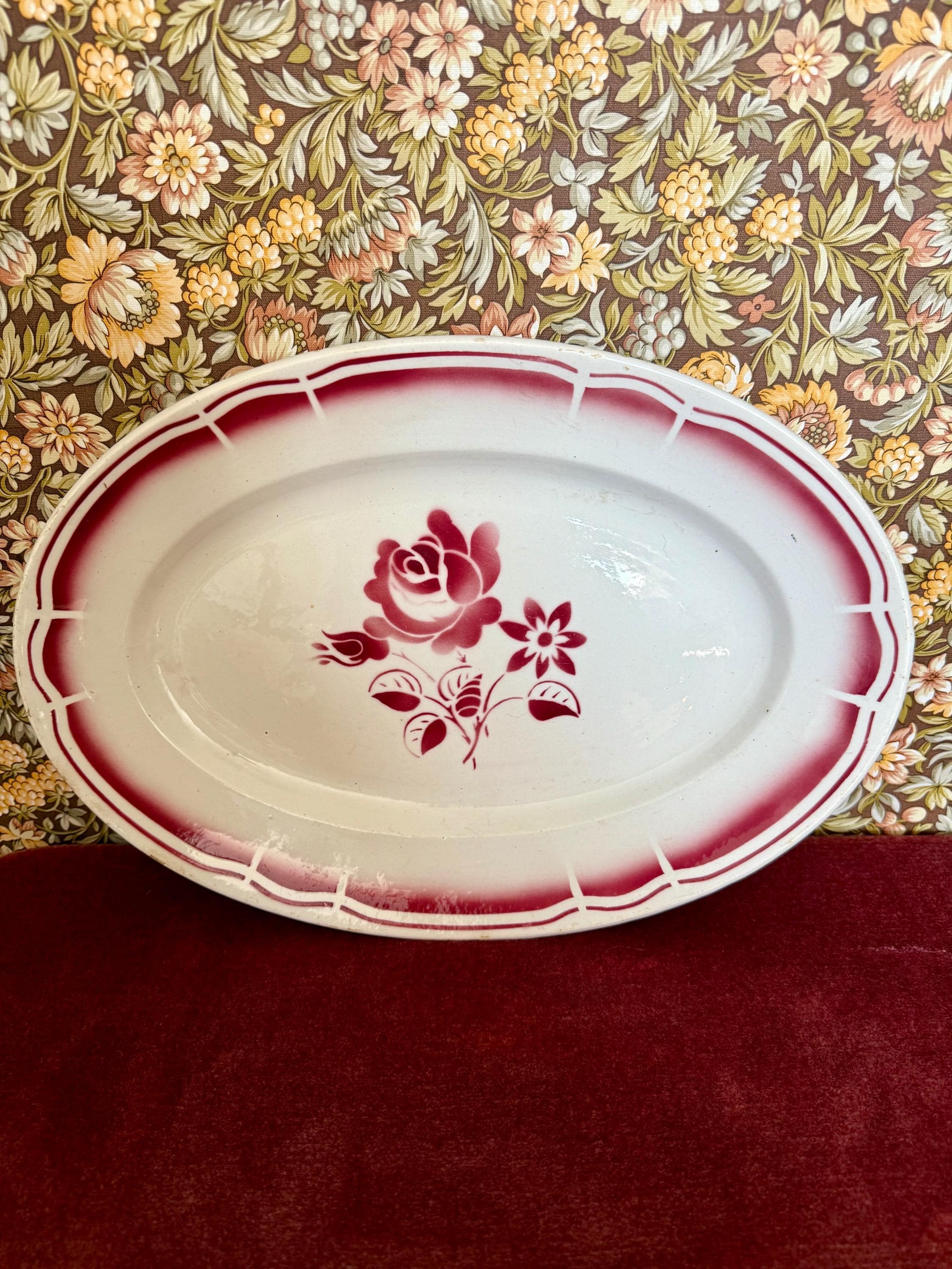 Plat rond vintage fb 81 badonviller décor fleur rouge vaisselle ancienne grande assiette de service - Arts de la table