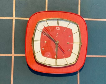 Horloge, pendule SMI vintage, Formica rouge, fonctionnelle, années 60.