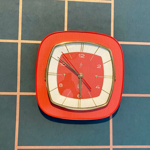 Horloge, pendule SMI vintage, Formica rouge, fonctionnelle, années 60.