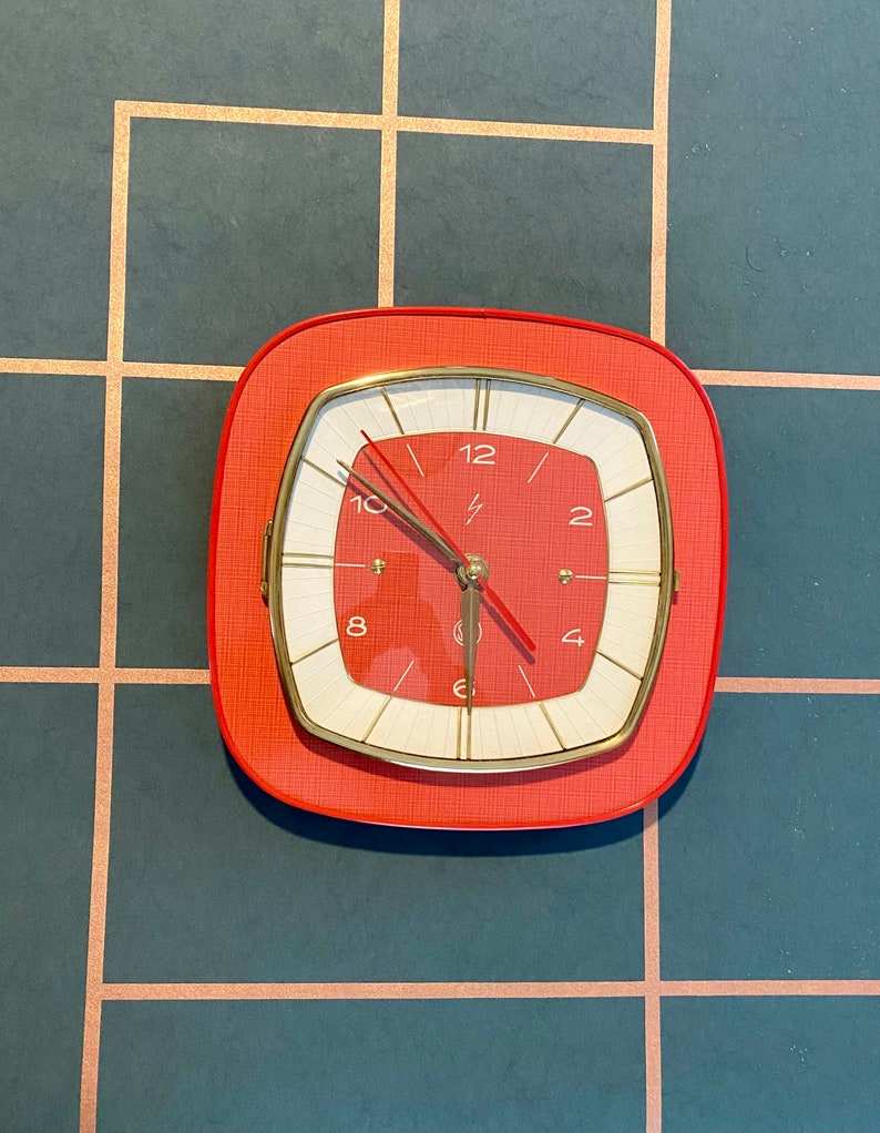 Horloge, pendule SMI vintage, Formica rouge, fonctionnelle, années 60. image 1