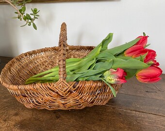 Cesta de mimbre cruda vieja, cesta de cosecha de jardín.