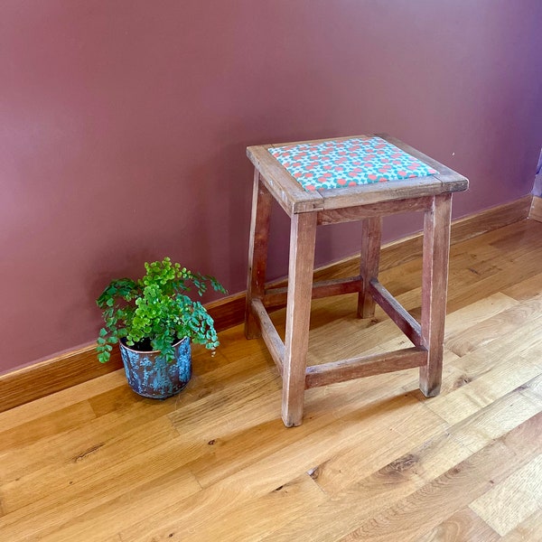 Ancien tabouret de cuisine, d’atelier vintage.