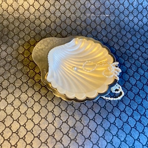 Silver-plated metal shell, caviar dish, butter dish or jewelry bowl, silver-plated scallop shell.