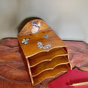 Vintage houten posthouder, brievenhouder, vlinder opbergdoos.