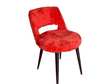 Chaise tonneau en moumoute rouge, vintage, seventies, piétement compas.