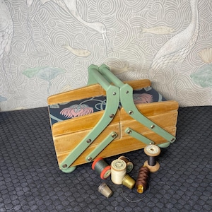 Vintage worker, small sewing box, 70s, old storage box, jewelry box.
