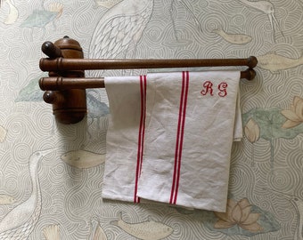 Ancien porte serviettes en faux bambou.