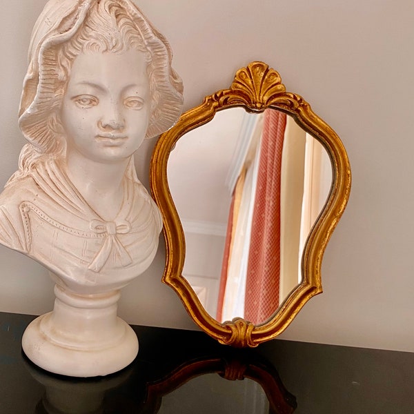 Ancien miroir style Louis XV ‘’Rocaille’’ à coquille, miroir doré baroque.