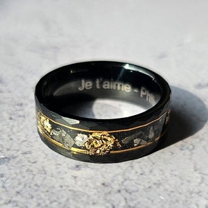 Bague de promesse personnalisée pour lui, alliance personnalisée pour hommes, bande de tungstène noir martelé, bague de fiançailles en feuille dor, cadeau pour petit ami Custom Engraving