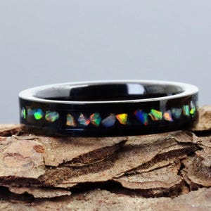 Anillo de tungsteno negro, banda de ópalo de fuego triturado, anillo delicado de 4 mm, anillo grabado personalizado, alianza de boda personalizada, anillo de promesa unisex