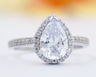 Anillo de compromiso para ella, anillo de boda clásico personalizado, anillo de media eternidad de plata de ley, anillo de promesa, diamante simulado de talla pera de 2 qt