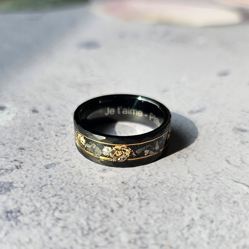 Bague de promesse personnalisée pour lui, alliance personnalisée pour hommes, bande de tungstène noir martelé, bague de fiançailles en feuille dor, cadeau pour petit ami Custom Engraving