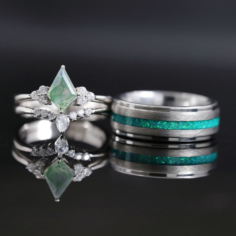 Conjunto de anillos de promesa a juego personalizados, anillos de boda personalizados para pareja, anillo de compromiso para él y para ella, anillo de ágata de musgo, anillo de tungsteno imagen 1