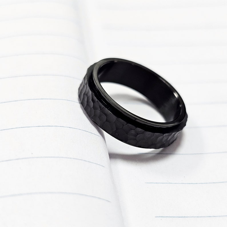 Anillo fidget personalizado, anillo de ansiedad personalizado, banda giratoria martillada, anillos multicolores, anillo grabado de acero inoxidable, anillo de respiración Negro