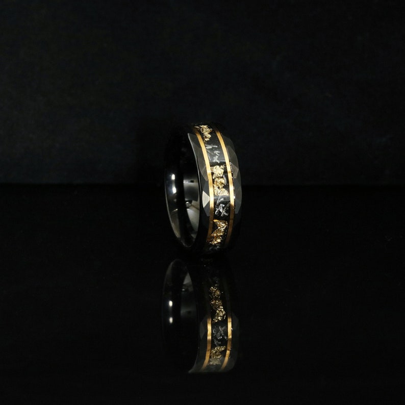 Bague de promesse personnalisée pour lui, alliance personnalisée pour hommes, bande de tungstène noir martelé, bague de fiançailles en feuille dor, cadeau pour petit ami No Engraving