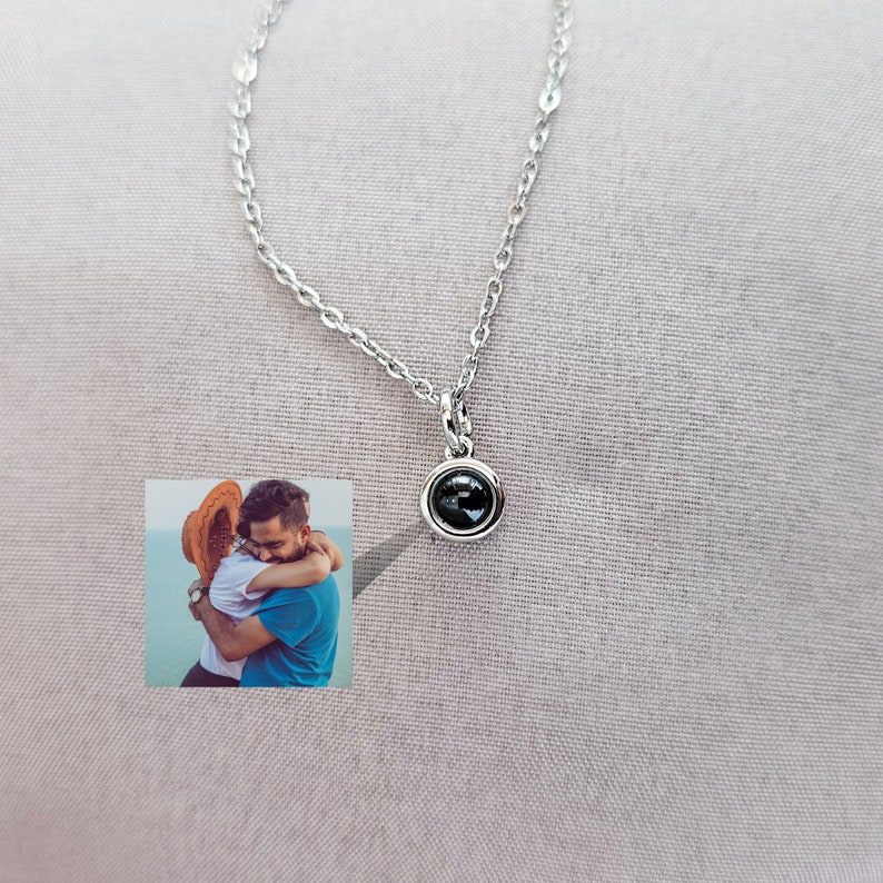 Custom Photo Projection Necklace, Personalized Picture Necklace, Dainty Necklace with Photo, Memorial Gift, Giftfor Her Mom Grandma Bild 1