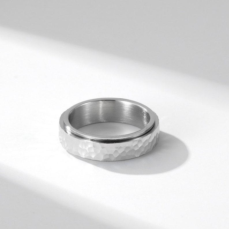 Aangepaste Fidget Ring, gepersonaliseerde angstring, gehamerde spinnerband, meerkleurige ringen, roestvrijstalen gegraveerde ring, ademring Zilver