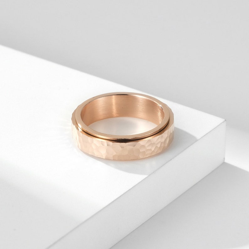 Anillo fidget personalizado, anillo de ansiedad personalizado, banda giratoria martillada, anillos multicolores, anillo grabado de acero inoxidable, anillo de respiración Oro rosa