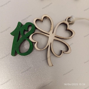 Pendentif en bois 18 avec trèfle à quatre feuilles