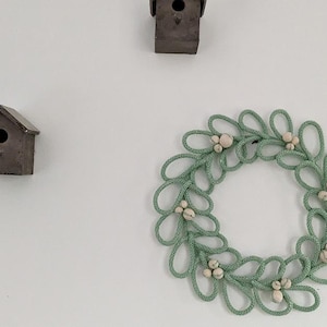 Picture of DIY Wreath Making Guide: Knitted Cord & Wire Frame | Perfect for Fall ...