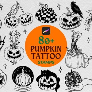 Może przedstawiać: Czarno-białe ilustracje różnych dyni, w tym jack-o'-lanterns, dyni w szachownicę i dyni z krukiem. Obraz zawiera również tekst "80+ PUMPKIN TATTOO STAMPS" w pomarańczowym okręgu.
