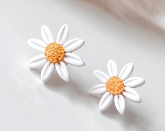 Textured Daisy Stud Earring, Clay Stud Earrings, Handmade Jewelry for Women, Gifts for Daughter, Spring Clay Earrings, Floral Earrings,