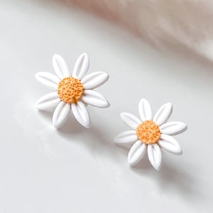 Textured Daisy Stud Earring, Clay Stud Earrings, Handmade Jewelry for Women, Gifts for Daughter, Spring Clay Earrings, Floral Earrings,