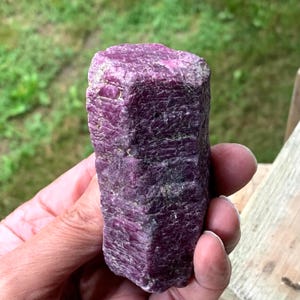 Cristal de rubí en bruto, muestra de corindón de la mina Karur, columna sin tratar de 80 mm y 276 g.