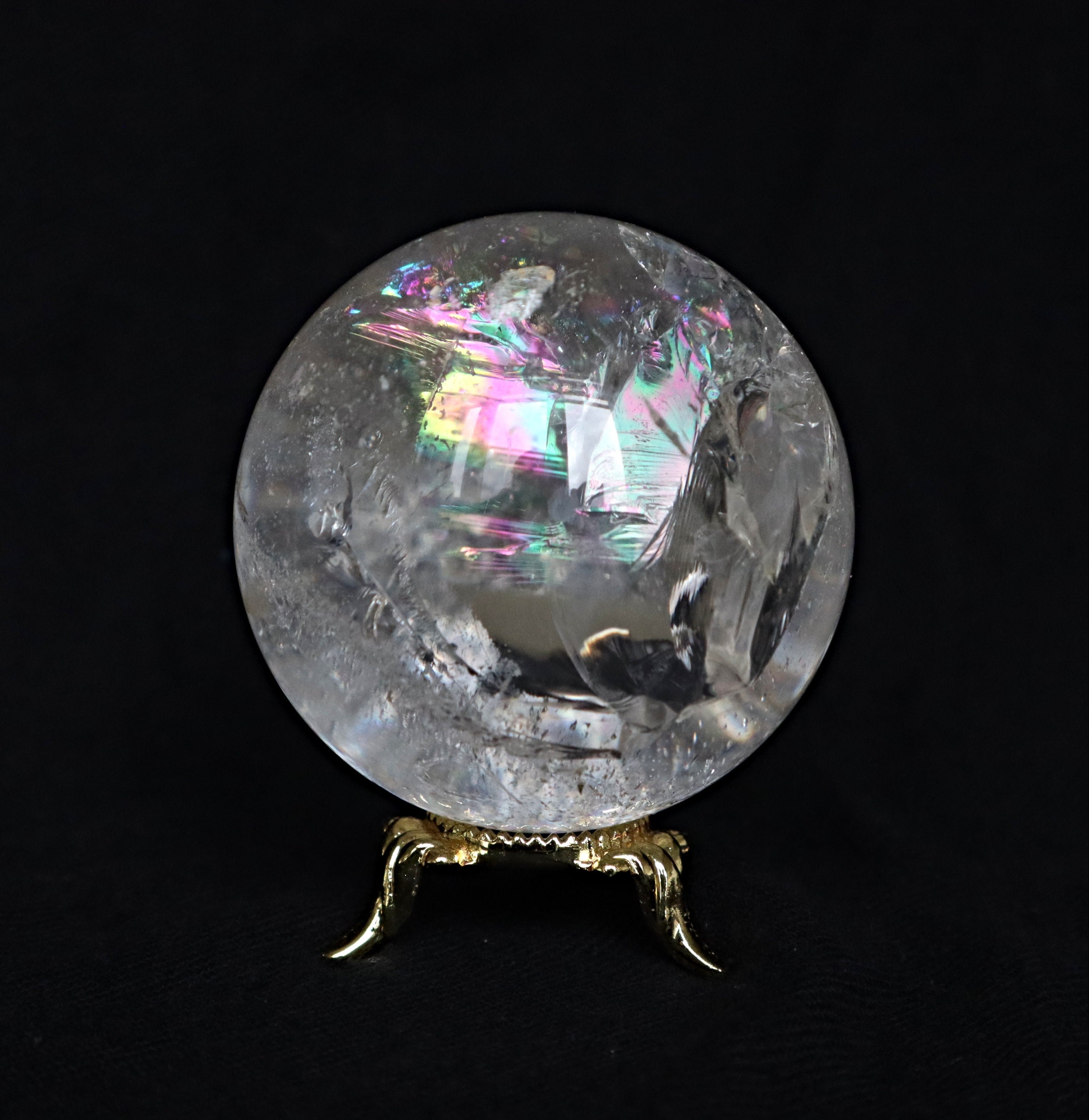 レインボークォーツスフィア：虹色の輝きを持つ透明な水晶（60 mm