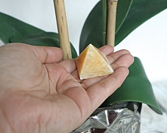 Pirámide de calcita naranja: Piedra natural de la abundancia, decoración para la meditación (35 mm)