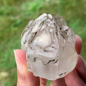 Kvartskristall, Himalaya-spets med nedsänkta triangelmarkeringar, mineralprov