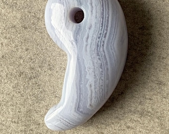 Magatama de ágata de encaje azul, talismán japonés, energía tranquila