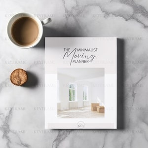 Könnte beinhalten: Ein weißer Planer mit dem Text "The Minimalist Moving Planner" auf dem Cover. Das Cover zeigt auch ein Foto eines leeren Raumes mit zwei Kartons.