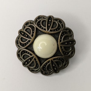 Faux Pearl Cabochon an geölter Bronze Brosche