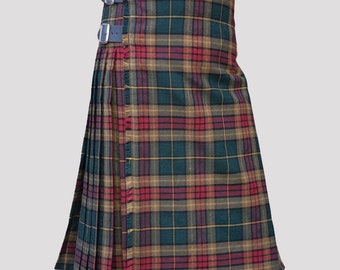 Op de afbeelding: Een groene, rode en gouden tartan kilt met een leren riem en gesp.