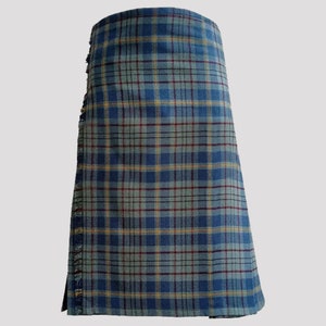 Peut inclure: Un kilt à carreaux bleus, verts et jaunes avec un bas frangé.