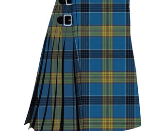 Op de afbeelding: Een blauwe, zwarte, gele en witte geruite kilt met plooien en gespen.